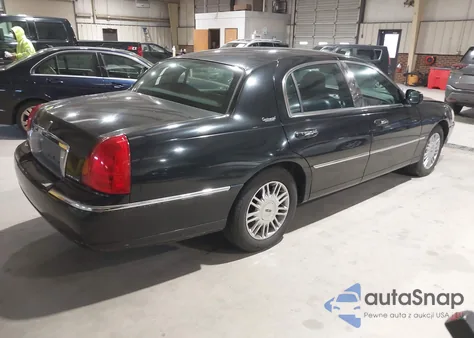 2010 Lincoln Town Car Signature Limited from USA, damaged, VIN 2LNBL8CV3AX753056